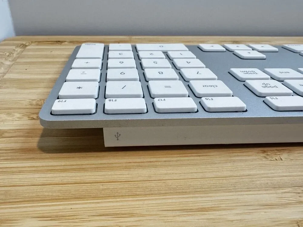 Genuine Apple A1243 Wired Mac USB Keyboard w/ Numeric Keypad White TESTED